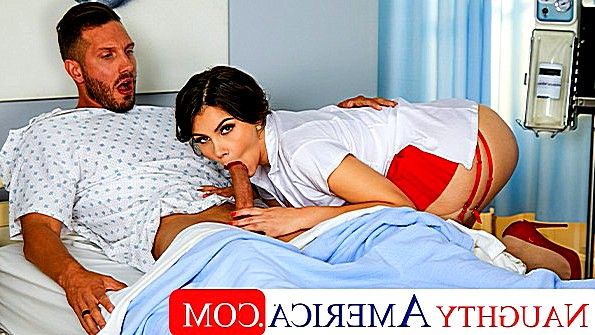 трахает красивую девушку с натуральной грудью